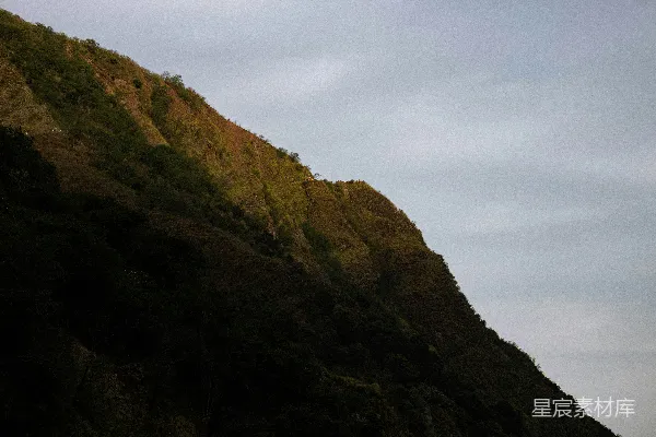 高清摄影 白天绿山与褐山在白云下