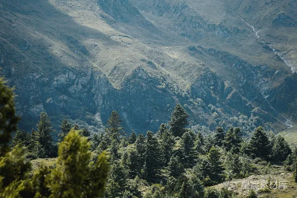 高清摄影 山峦之间有一座桥的风景