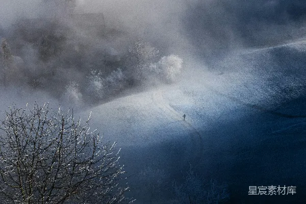 高清摄影 一个身影穿过一片迷雾和霜冻的风景。