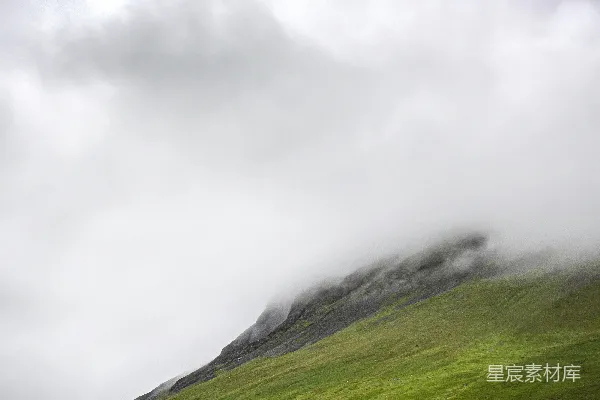 高清摄影 白云下的绿山峰
