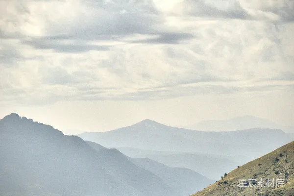 高清摄影 云层下的多层次山峦
