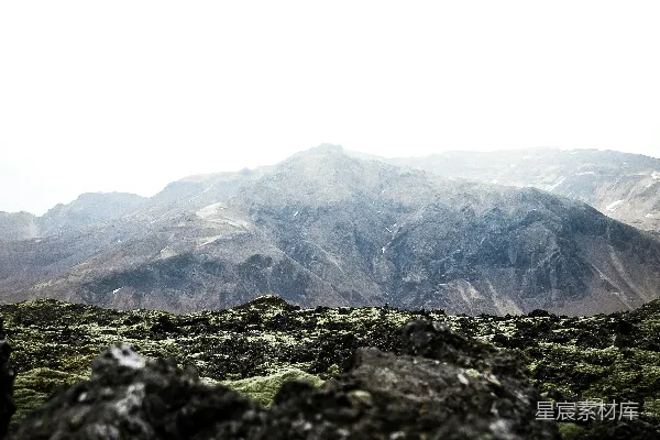 高清摄影 背景处一座大山的景象