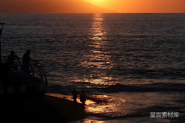 高清摄影 夕阳西下，海面上停着一艘船。