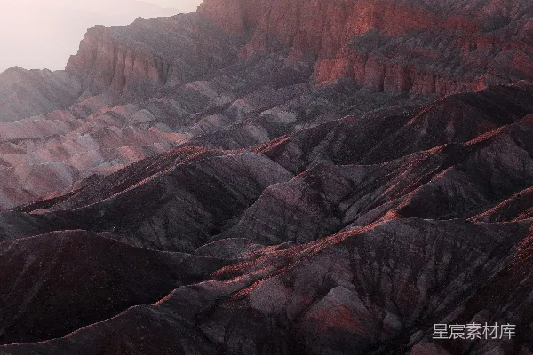 高清摄影 一条有许多山峰的大峡谷