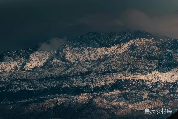 高清摄影 雪峰下阴沉而戏剧性的云层。