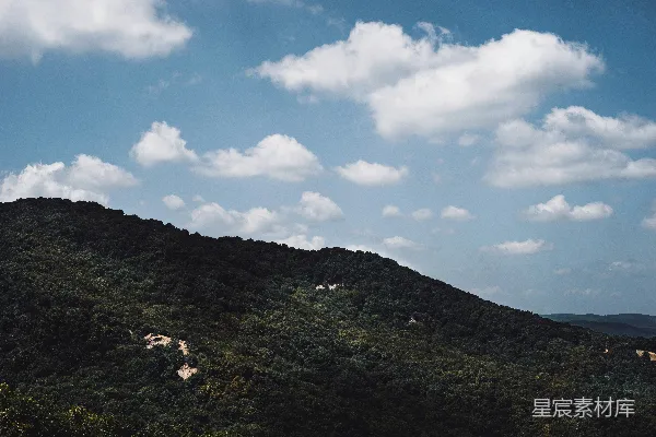 高清摄影 白天绿草地上方是蓝天白云的景象