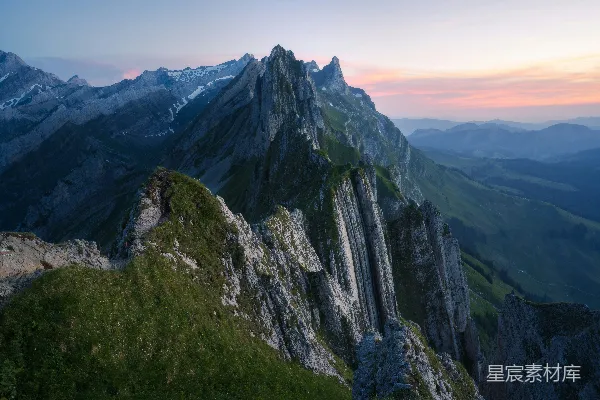 高清摄影 清晨的嶙峋山峰和草坡。