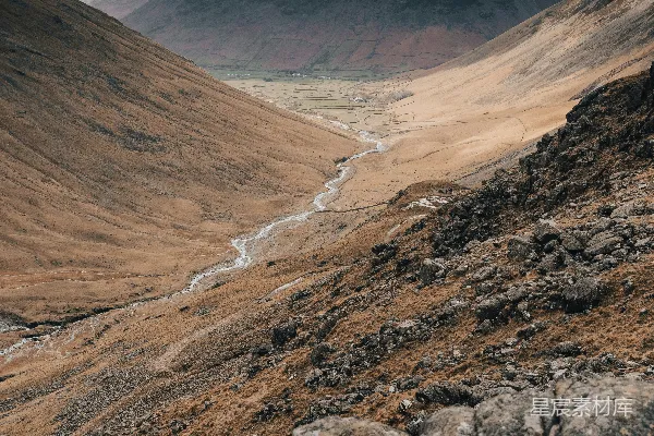 高清摄影 一条山谷的景色，其间有条河流穿过。