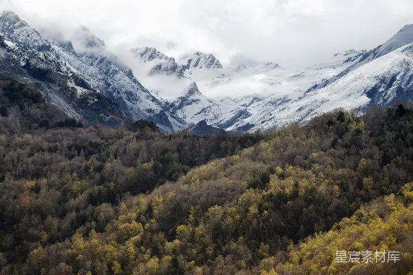 高清摄影 一幅覆盖着白雪的山峦景象