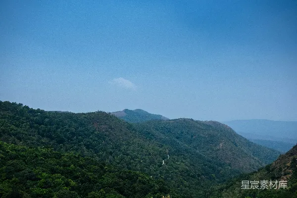 高清摄影 山脚下树木环绕的一幅山脉景象