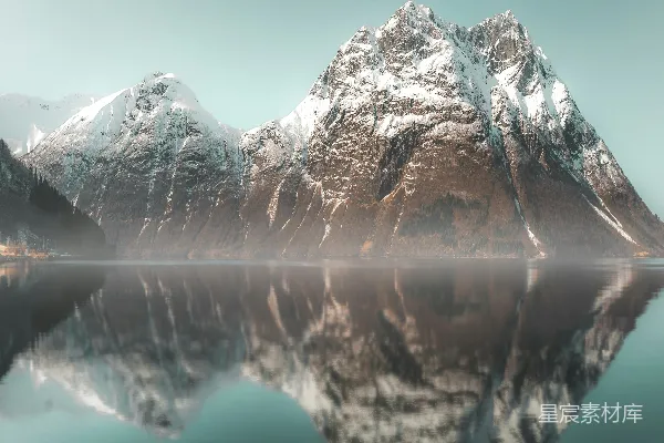 高清摄影 山峦在湖面平静的水波中倒映着。