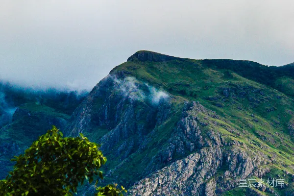 高清摄影 天空中有几朵云的山峰