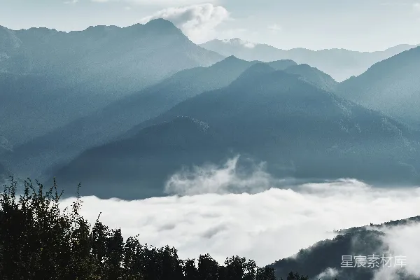 高清摄影 云层覆盖的山脉景色
