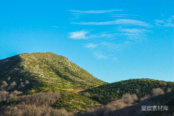 高清摄影 蓝天白云下的绿山在白天