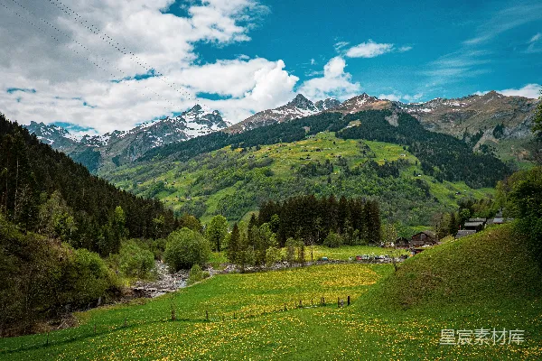 高清摄影 绿山山谷雪峰皑皑蓝天如洗。