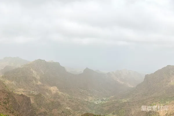 高清摄影 白天绿山褐山映白天空
