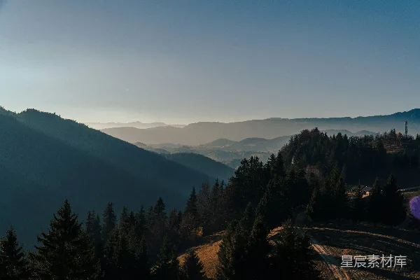 高清摄影 山峦之间有树木和山脉的远景