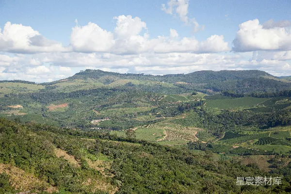 高清摄影 一片绿意盎然山谷的景象，周围环绕着山峦。