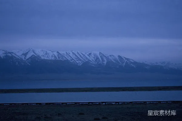 高清摄影 皑皑白雪环抱着湖面，在一片暗夜中静谧。