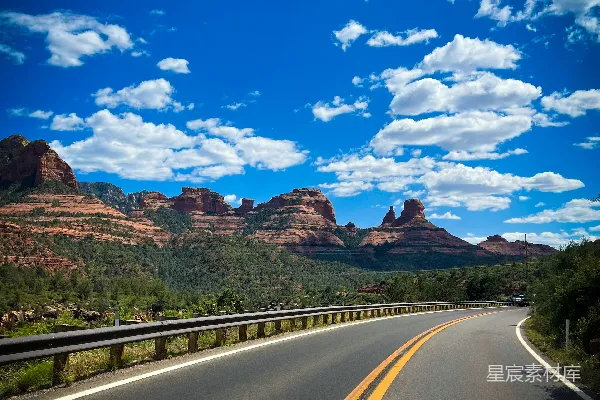 高清摄影 背景中有山的一条道路