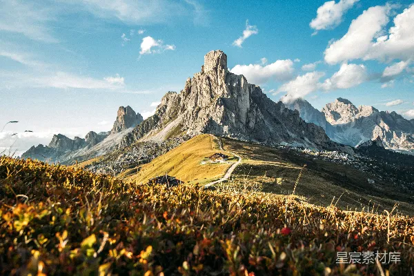 高清摄影 巍峨的山峰矗立在蓝天之下，背景是金色的前景。