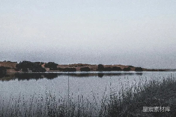 高清摄影 棕色山脉傍着地表水域在白天