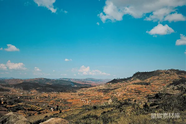 高清摄影 山谷中的风景，背景是山峦。