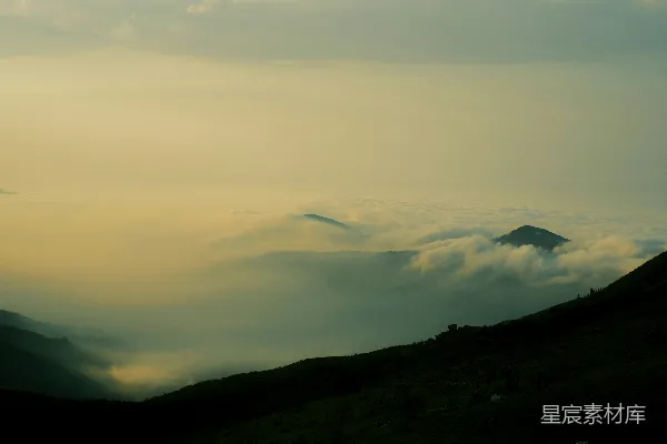 高清摄影 云海中的山峦