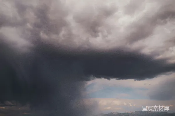 高清摄影 山中干涸之地的人在暴风雨的天空下有雨。