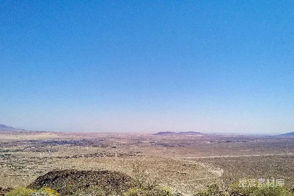 高清摄影 远处山脉下的沙漠景象