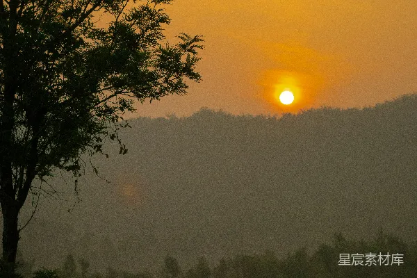 高清摄影 山峦之上，夕阳西下
