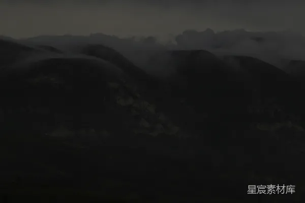 高清摄影 黄昏时分暗淡的山峰笼罩着迷雾