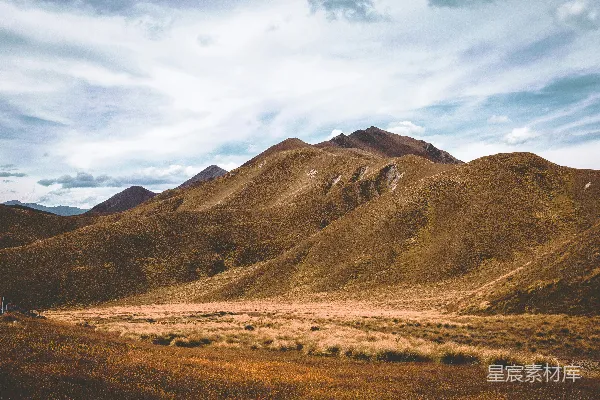 高清摄影 背景是山丘的草地上一片草地