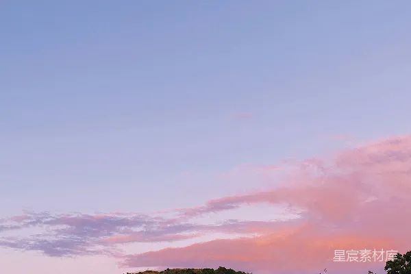高清摄影 一群羊站在一片翠绿的山坡上