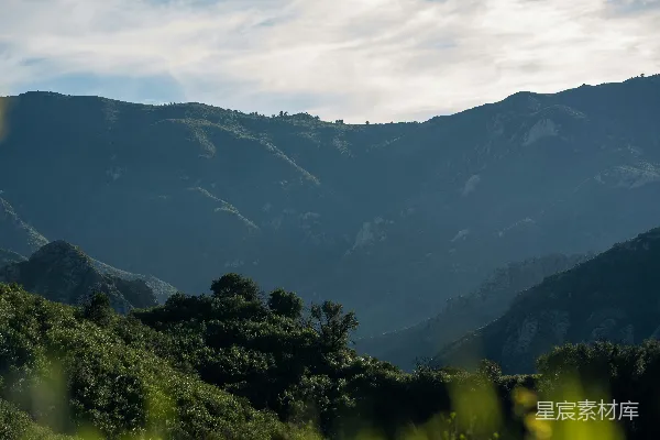 高清摄影 起伏的绿坡，远处是蓝色的山脉