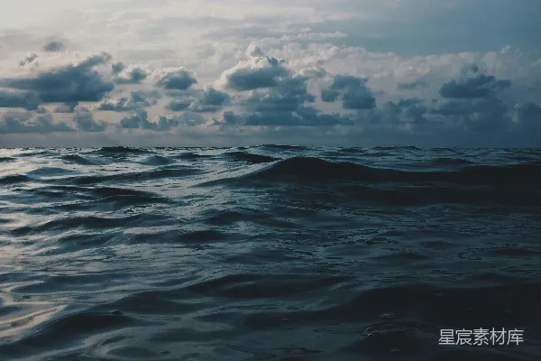 高清摄影 白天海景中的白云之下