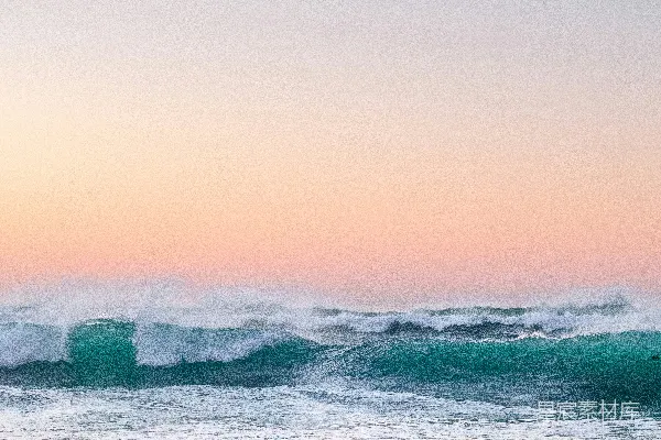 高清摄影 白天海浪拍打着海岸