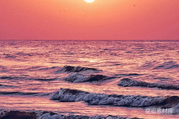 高清摄影 海浪在日落时分拍打海岸