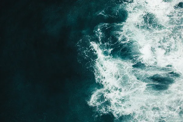 高清摄影 白天海浪拍打在海岸上