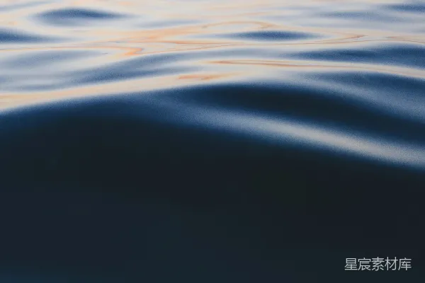 高清摄影 白天海面平静的水面照片