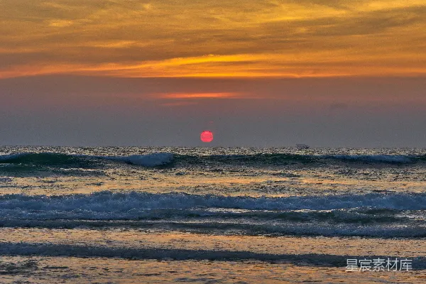 高清摄影 夕阳落下海浪之上
