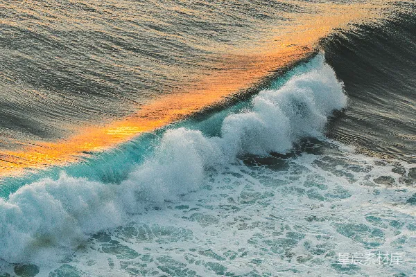 高清摄影 白天海浪拍击海岸