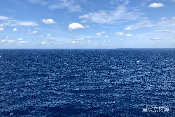 高清摄影 蓝海 beneath 蓝天 和 白云 在 白天