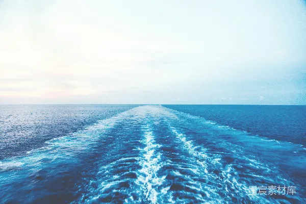 高清摄影 蓝色海洋水 under 白色天空