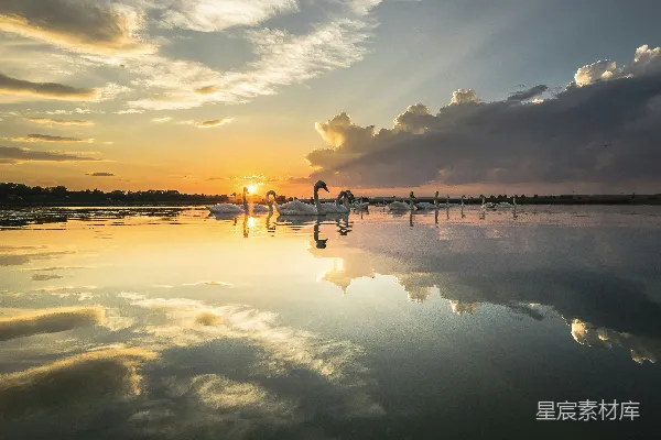 高清摄影 蓝天下的水面在白天
