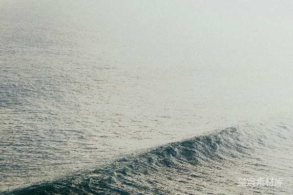 高清摄影 白天海浪拍击海岸的景象