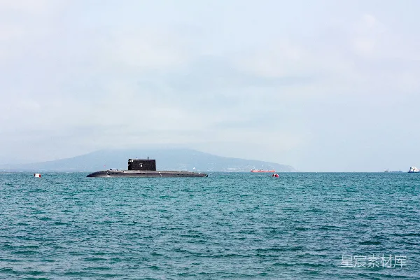高清摄影 潜艇漂浮在一大片水体之上