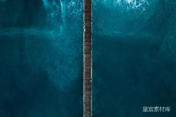 高清摄影 白天航拍一个人站在码头旁的海边