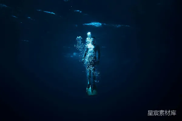 高清摄影 潜水者在水体上空