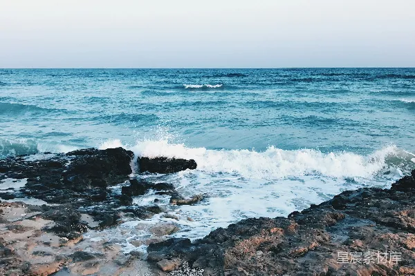 高清摄影 岩石嶙峋的海边，海水时进时出。